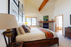 3 bedrooms, iron/ironing board, travel cot, WiFi - Lovely home with gas fireplaces, patio, hot tub, & WiFi - great location & views (Park City)