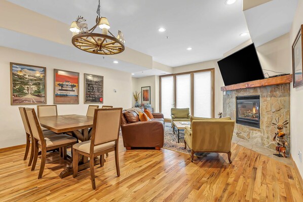 Dining - Lovely home with gas fireplaces, patio, hot tub, & WiFi - great location & views (Park City)