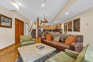 TV, fireplace, DVD player, offices - Lovely home with gas fireplaces, patio, hot tub, & WiFi - great location & views (Park City)