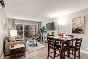 Dining - Main Street condo with AC, balcony, on-site dining, hot tub, & firepit (Park City)