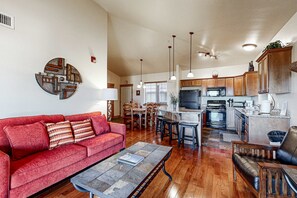 TV, fireplace, offices - Spacious condo with community pool & hot tub, mountain views, centrally located (Park City)