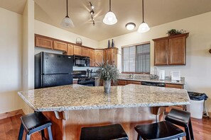 Fridge, microwave, oven, stovetop - Spacious condo with community pool & hot tub, mountain views, centrally located (Park City)