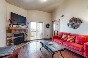 TV, fireplace, offices - Spacious condo with community pool & hot tub, mountain views, centrally located (Park City)