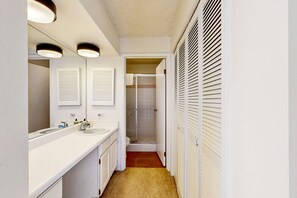 Shower, hair dryer, towels - Airy condo with pool, sauna, private hot tub, fireplace, & washer & dryer (Park City)