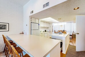 冰箱、微波炉、烤箱、炉灶