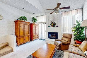 TV, fireplace - Airy condo with pool, sauna, private hot tub, fireplace, & washer & dryer (Park City)