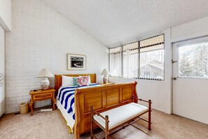 Iron/ironing board, WiFi, bed sheets - Airy condo with pool, sauna, private hot tub, fireplace, & washer & dryer (Park City)