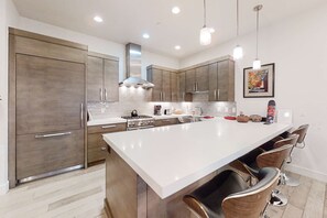 Fridge, microwave, oven, stovetop - Posh Condo - Private Hot Tub, Saltwater Pool & Mountain Views (Park City)