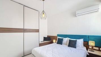 Iron/ironing board, travel crib, WiFi, bed sheets