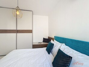 Een strijkplank/strijkijzer, reisbedje, wifi, beddengoed