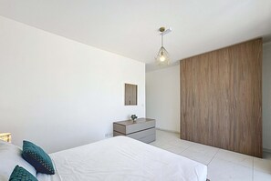 Een strijkplank/strijkijzer, reisbedje, wifi, beddengoed