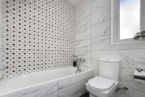 Douche, sèche-cheveux, serviettes fournies, shampoing