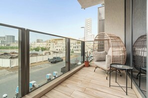 Terrace/patio - Free housekeeping visits during your stay - StayShort - Sophisticated 1 Bedroom Apartment in JVC that Sleeps 4 (JVC)