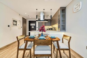 Dining - Free housekeeping visits during your stay - StayShort - Sophisticated 1 Bedroom Apartment in JVC that Sleeps 4 (JVC)