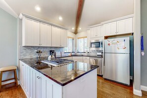 Fridge, microwave, oven, stovetop - Relaxation & Adventure in Eagle Crest - Charming Townhouse with Resort Amenities (Eagle Crest)
