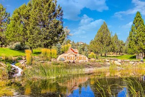 Property grounds - Relaxation & Adventure in Eagle Crest - Charming Townhouse with Resort Amenities (Eagle Crest)