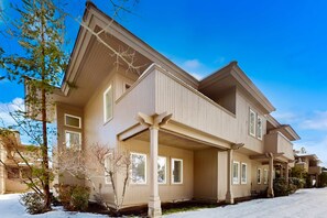 Exterior - Conveniently located townhome with kitchen, kitchenette, balcony & fireplace (Bend)