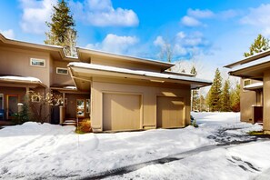 Exterior - Conveniently located townhome with kitchen, kitchenette, balcony & fireplace (Bend)