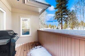 Property grounds - Conveniently located townhome with kitchen, kitchenette, balcony & fireplace (Bend)