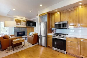 Private kitchen - Conveniently located townhome with kitchen, kitchenette, balcony & fireplace (Bend)