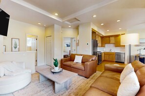 Living area - Conveniently located townhome with kitchen, kitchenette, balcony & fireplace (Bend)