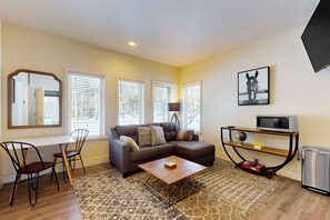 TV, fireplace, offices - Conveniently located townhome with kitchen, kitchenette, balcony & fireplace (Bend)