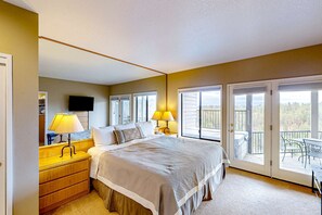 2 bedrooms, WiFi, bed sheets - Condo with hot tub, shared pool, gas fireplace, close to outdoor recreation (Bend)