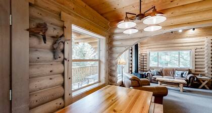 Custom-built log home with gas grill, free WiFi, deck, and private location