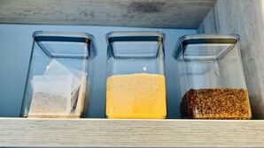 Tre genomskinliga behållare på en hylla.