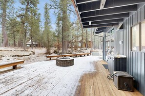 Terrace/patio - Spacious family friendly home with fireplace, full kitchen, deck, grill & WIFI (Black Butte Ranch)