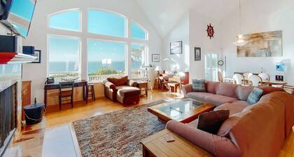 Ocean view home withhuge deck & yard, hot tub, firepit & game room - dogs OK