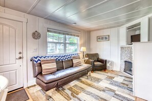 TV, fireplace, DVD player, offices - Six Cottages with Shared Courtyard & Grill - Two Blocks to Beach Dog-Friendly (Cannon Beach)