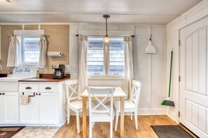 Dining - Six Cottages with Shared Courtyard & Grill - Two Blocks to Beach Dog-Friendly (Cannon Beach)
