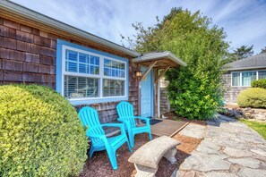 Terrace/patio - Three Cozy Cottages with Gas Fireplaces, Courtyard, & Beach Access - Dog-Friendly (Cannon Beach)