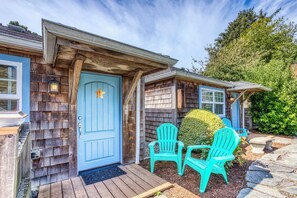 Exterior - Three Cozy Cottages with Gas Fireplaces, Courtyard, & Beach Access - Dog-Friendly (Cannon Beach)