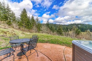 Outdoor dining - Mountain cabin on 5 acres with private hot tub & Mt Hood views (White Salmon)