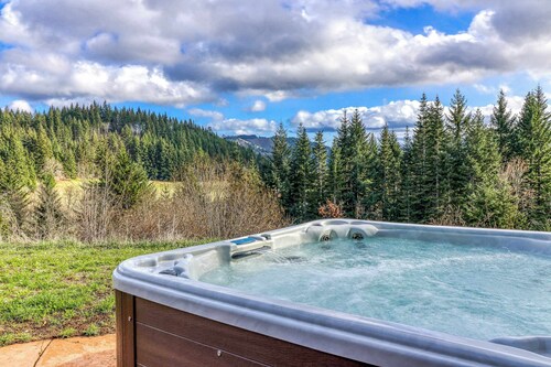 Mountain cabin on 5 acres with private hot tub & Mt Hood views