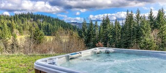 Mountain cabin on 5 acres with private hot tub & Mt Hood views