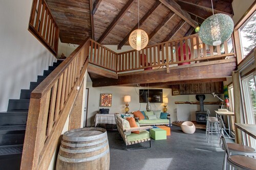 Adorable and Spacious Cabin in the Heart of Government Camp -Close to Ski Access