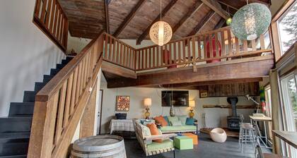 Adorable and Spacious Cabin in the Heart of Government Camp -Close to Ski Access