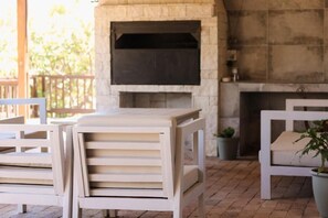 Outdoor dining - Rissie's 3 Bedroom Apartment (Cape Town)