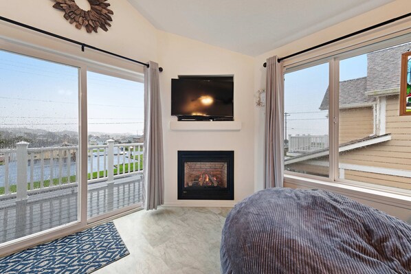 Interior - Modern Beach House with Partial Ocean Views - Walk to Nye Beach & Attractions (Newport)