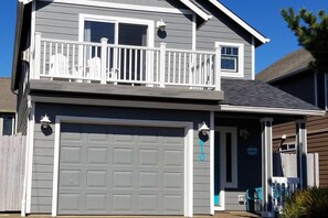 Exterior detail - Modern Beach House with Partial Ocean Views - Walk to Nye Beach & Attractions (Newport)