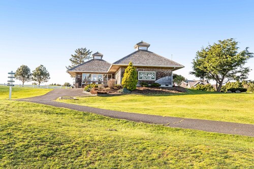 Beautiful, dog-friendly cottage with large yard - just a few blocks to the beach