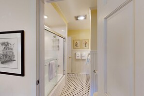 Shower, hair dryer, towels - Beautiful, dog-friendly cottage with large yard - just a few blocks to the beach (Gearhart)