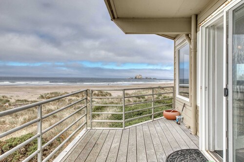 Oceanfront dog-friendly house w/deck overlooking the water