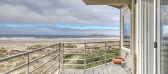 Oceanfront dog-friendly house w/deck overlooking the water
