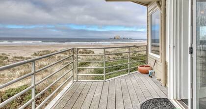 Oceanfront dog-friendly house w/deck overlooking the water