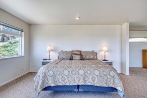 2 bedrooms, iron/ironing board, WiFi - Oceanfront dog-friendly house w/deck overlooking the water (Bandon)