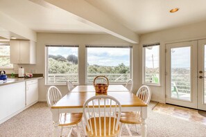 Dining - Oceanfront dog-friendly house w/deck overlooking the water (Bandon)